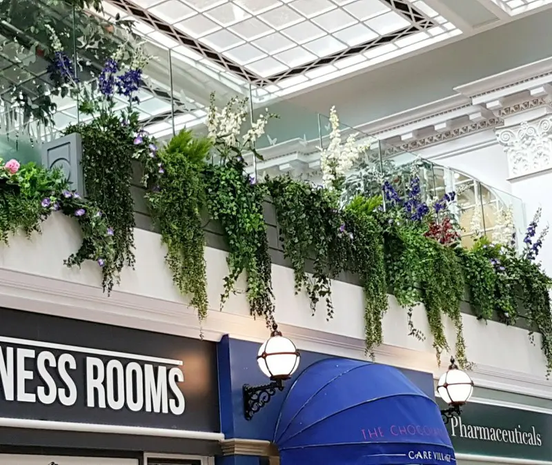 Artificial trailing foliage and flowers
