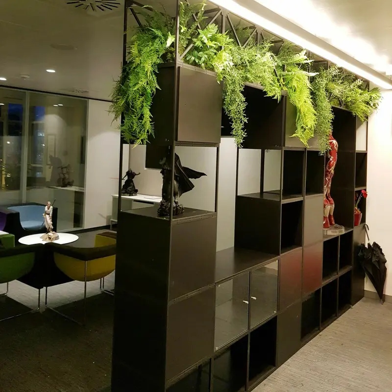 High level trailing mixed artificial foliage