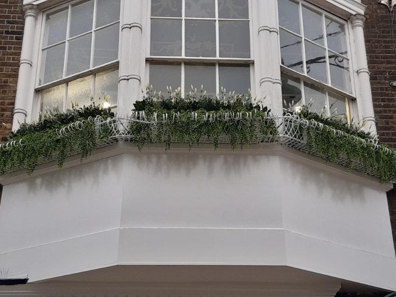 Artificial window boxes white floral Jigsaw PY